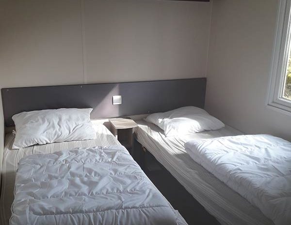 chambre-avec-2-petits-lits-mobil-home-numero-15