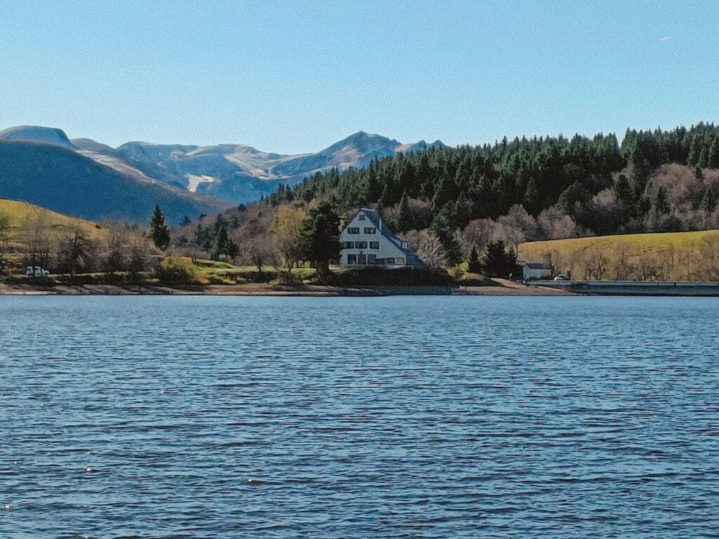 lac du guery avec vue sur le sancy en arriere plan