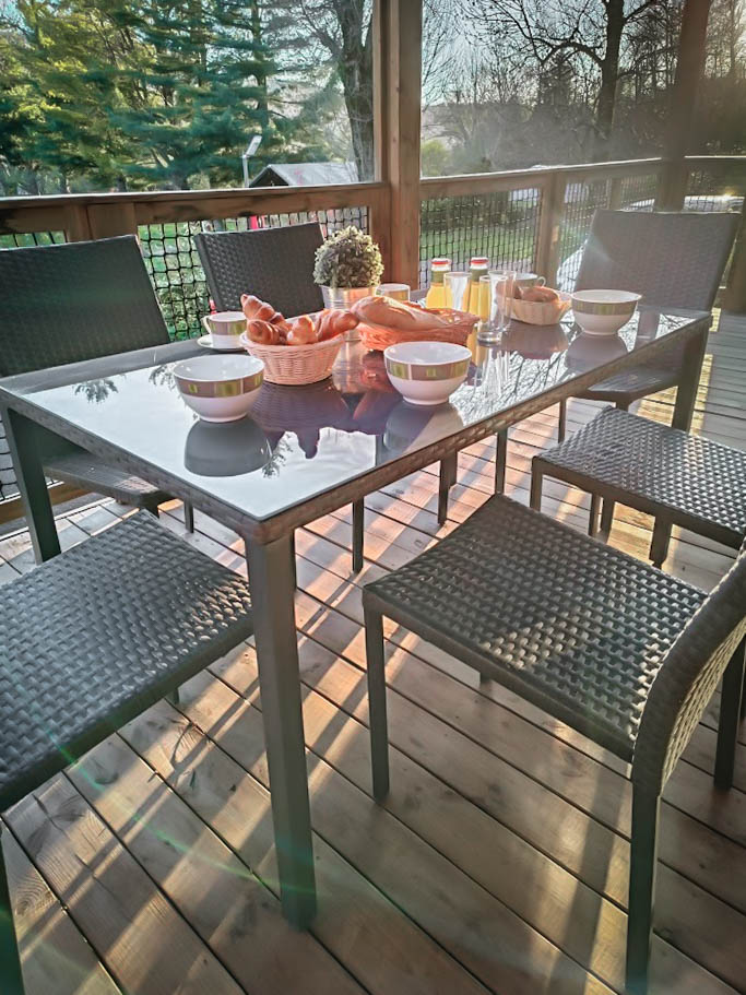 petit dejeuner terrasse chalet